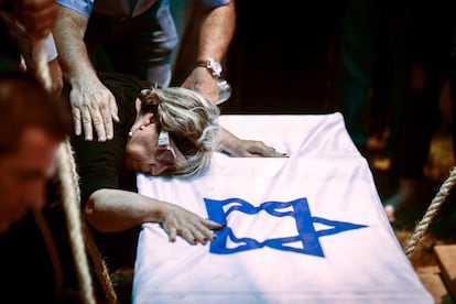 Una familiar llora sobre el ataúd del soldado israelí Tsafrir Bar-Or, que murió durante la operación Margen Protector.