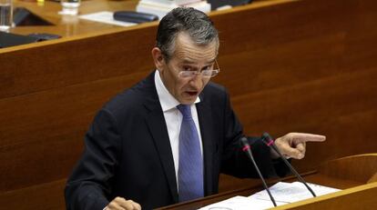 El portavoz socialista, Antonio Torres, durante su intervenci&oacute;n en el debate de pol&iacute;tica general.