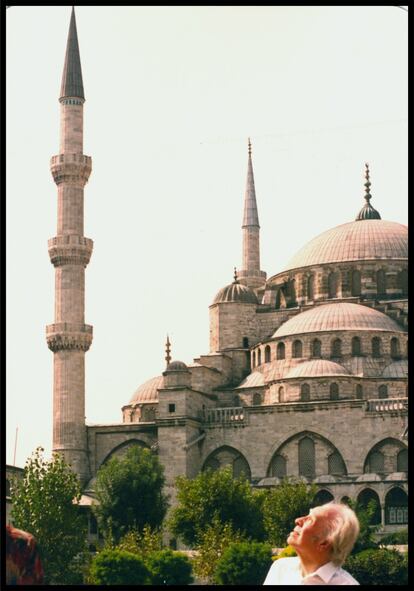 Borges frente a la Mezquita Azul de Estambul.