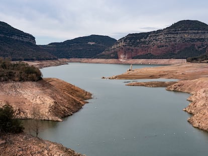 Una imagen este pasado mes de febrero del pantano de Sau sin apenas agua. Siu Wu (EFE)