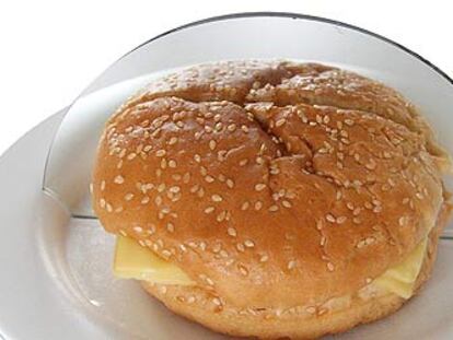 Plato para dietas psicológicas, con espejo incorporado para creer que se come el doble. Un objeto de <i>Funventions</i> que se titula Ñam (ñam).