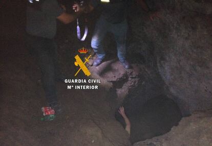 La Guardia Civil en las labores de rescate al turista alemán atrapado en una cueva de Mijas.