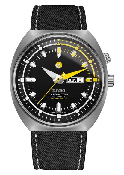 Rado presenta una nueva y atrevida reinterpretación de un reloj clásico de buzo de 1962. El Tradition Captain Cook MKIII conserva el aspecto vintage del Captain Cook original de principios de los sesenta, pero cuenta también con algunos toques modernos, como la caja extragrande y la correa textil negra. Su estructura ligera de titanio de grado cinco endurecido ofrece una excelente resistencia a los arañazos, además, la esfera luminosa permite leer la información con facilidad en cualquier situación, tanto fuera como en lo más profundo del mar. Precio: 2.560 euros.