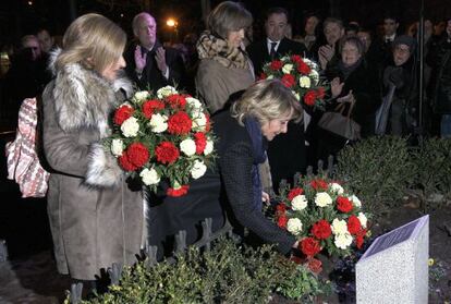 La presidenta del PP de Madrid, Esperanza Aguirre (centro), acompañada por Consuelo Ordóñez (izquierda) y Ana Iríbar, hermana y viuda, respectivamente, durante la ofrenda floral del pasado 22 de enero en Madrid en homenaje a Gregorio Ordóñez, asesinado por ETA hace 18 años.