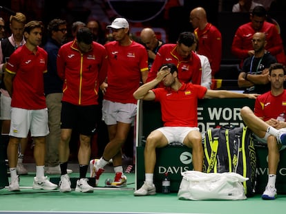 Ferrer, Martínez, Nadal y Bautista (de pie), tras la derrota de Alcaraz y Granollers (sentados) en el dobles.