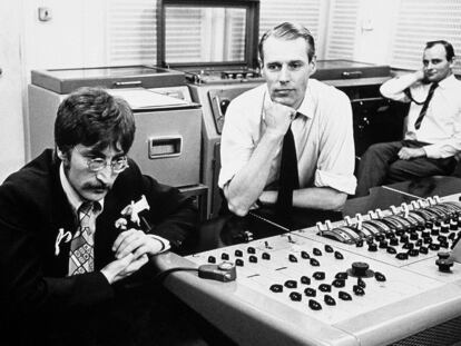 John Lennon y el productor George Martín (en el centro), en los estudios Abbey Road, en 1967.