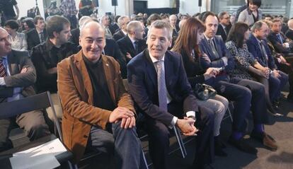 El diputado general Martin Garitano y Pedro Esnaola, presidente de la Cámara de Gipuzkoa, durante el acto de entrega a los premios empresariales que otorga esta entidad.