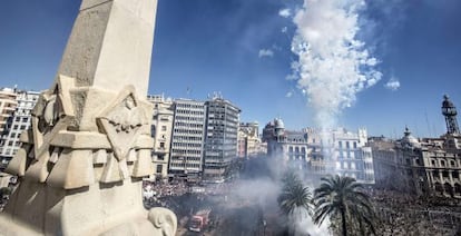 Una panorámica de la 'mascletà' disparada este domingo que da inicio a las Fallas de 2014.