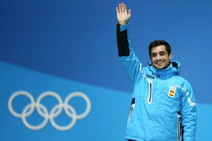 El patinado madrileño Javier Fernández saluda durante la ceremonia de entrega de medallas.