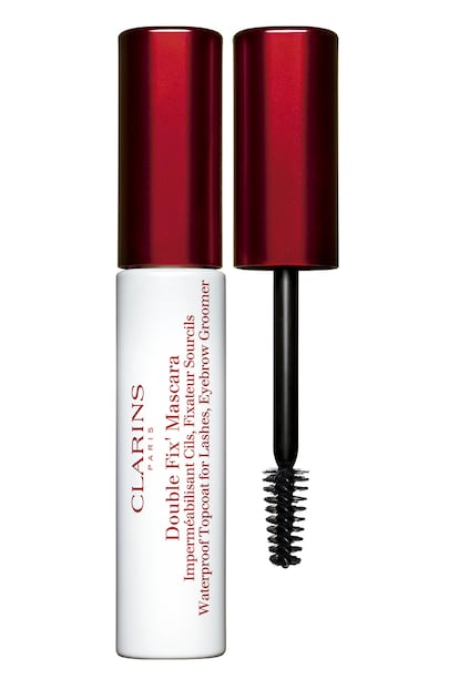 Sirve para pestañas y cejas. El top coat Double Fix'Mascara de Clarins (23 €) transforma cualquier máscara en waterproof gracias a la cera natural de la flor del naranjo, aumentando su fijación hasta más de 12 horas.