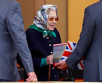 La reina Isabel II recibiendo un regalo en Windsor, el 13 de mayo de 2022.