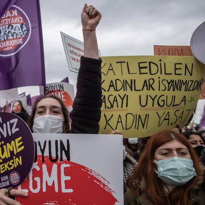 Istanbul (Turkey), 20/03/2021.- Women hold placards and shot slogans during a protest against Turkey's withdrawal decision from the Istanbul Convention, in Istanbul, Turkey, 20 March 2021. Turkish President Recep Tayyip Erdogan pulled Turkey out of the Istanbul Convention which is an international accord designed to protect women. The Istanbul Convention is an international agreement by the Europe Council that started in 2011 for the Prevention of Violence against Women and Domestic Violence and signed by 46 countries to date. (Protestas, Turquía, Estanbul) EFE/EPA/ERDEM SAHIN