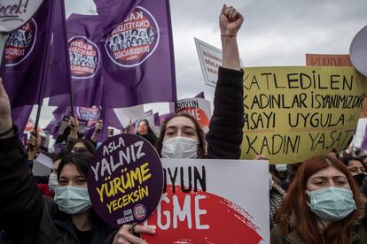 Participantes durante la manifestación convocada en Estambul contra la salida de Turquía del Convenio Europeo contra la Violencia Machista, este sábado.