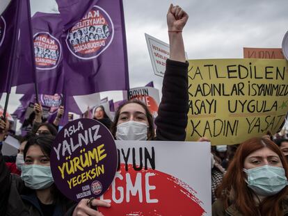 Participantes durante la manifestación convocada en Estambul contra la salida de Turquía del Convenio Europeo contra la Violencia Machista, este sábado.