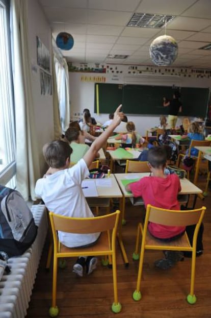 Alumnos del colegio La Courbe en Aytre, al sudoeste de Francia.