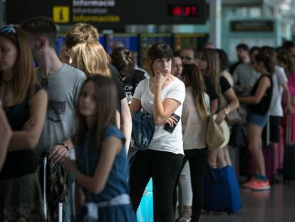 Pasajeros hacer cola en el aeropuerto