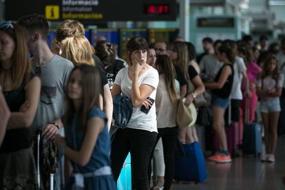 Pasajeros fent cua al Prat, en una imatge d'arxiu.