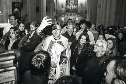 El nuevo arzobispo de Madrid y vicepresidente de la CEE, Carlos Osoro, de 69 años, posa para un 'selfie' con un grupo de jóvenes durante la celebración de un acto religioso en la Almudena, el pasado 5 de diciembre.