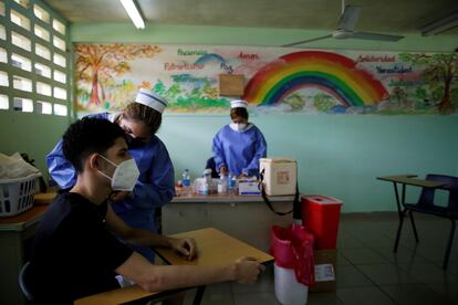 Un hombre recibe una dosis de la vacuna Pfizer contra el coronavirus, el 25 de agosto en Panamá.