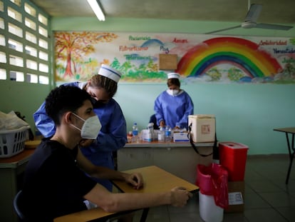 Un hombre recibe una dosis de la vacuna Pfizer contra el coronavirus, el 25 de agosto en Panamá.