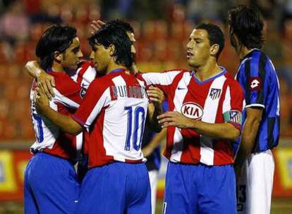 Agüero, Raúl García, tapado por el primero, y Maxi felicitan a Jurado por su gol.