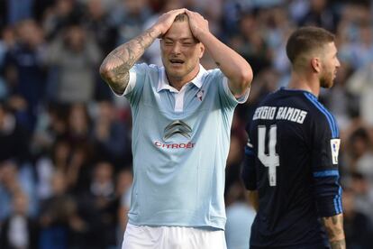 John Guidetti se lamenta tras perder una oportunidad de anotar un gol durante el partido. 