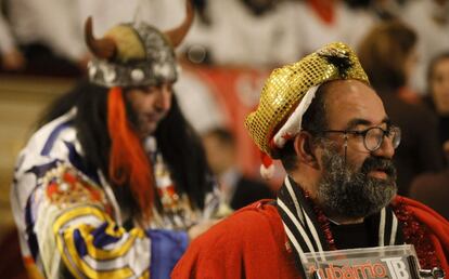 Dos hombres disfrazados que han acudido al Teatro Real de Madrid para asistir en directo al sorteo extraordinario de Navidad