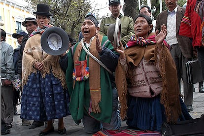 Una pareja de brujos aimara, en La Paz, invoca a las divinidades para que el Gobierno dé curso a la reforma petrolera.