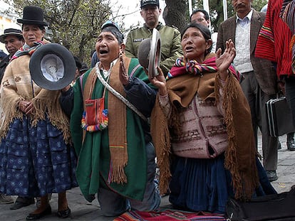 Una pareja de brujos aimara, en La Paz, invoca a las divinidades para que el Gobierno dé curso a la reforma petrolera.