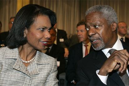 Condoleezza Rice habla con Kofi Annan antes del inicio de la reunión sobre Líbano ayer en Roma.