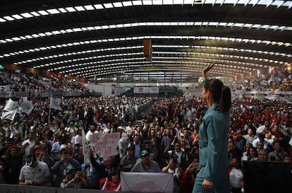 Claudia Sheinbaum saluda a integrantes de distintos sindicatos, el 6 de noviembre de 2023 en Ciudad de México.