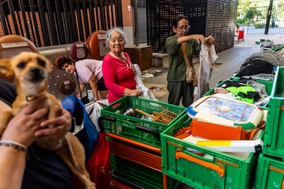 Varias miembro de la Asociación Vecinal Somos Red Entrepozo VK clasifican la ropa que han recibido como donación.