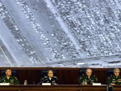 Oficiais do Ministério da Defesa russo mostram em conferência de imprensa as supostas provas do comércio ilegal de petróleo do EI com a Turquia. Na imagem, uma concentração de caminhões na fronteira da Turquia com o Iraque.