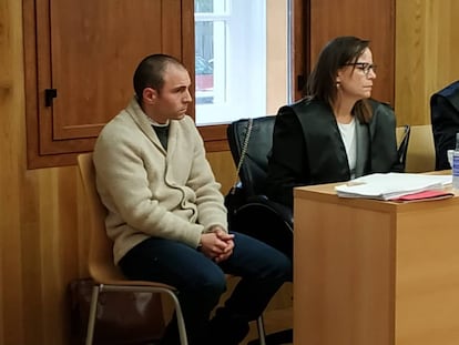 El Chamaco, junto a su aboogada, durante la primera sesión del juicio en Lugo.