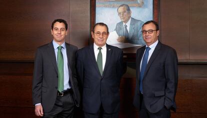 Víctor Grifols Deu, Víctor Grifols Roura i Raimon Grifols Roura, a la seu de l'empresa.