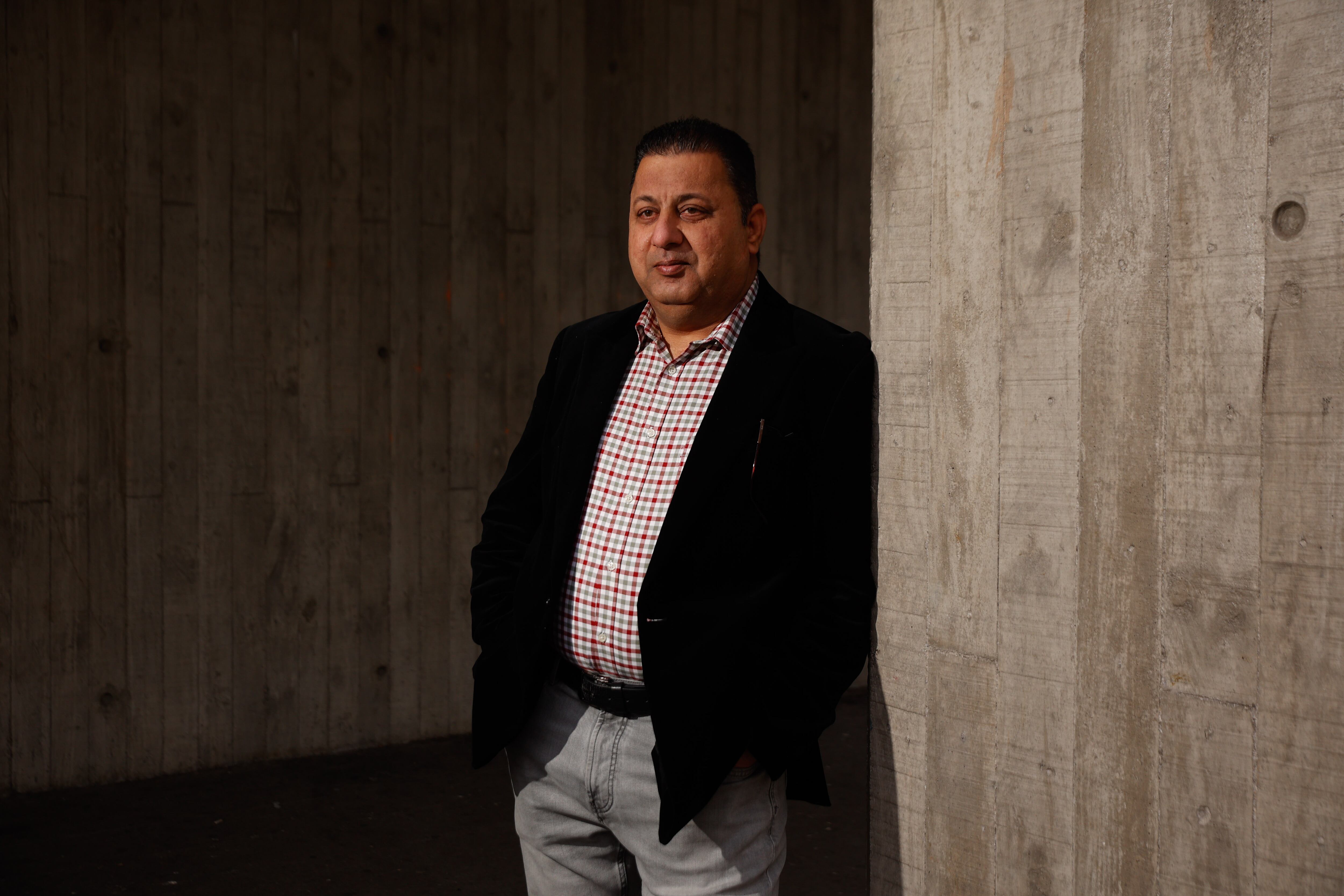 Shahzad Bhatti, paquistaní con más de 20 años de residencia en España, posa para la entrevista en una calle de Sant Adriá de Besós. 