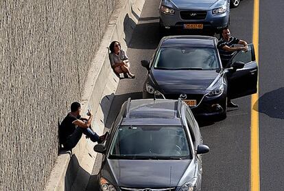 Conductores aguardan los misiles en Tel Aviv.
