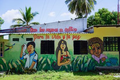 Retrato de una casa de derechos humanos que la comunidad y la organización campesina han establecido como mecanismo de protección ante las múltiples violencias que sufren, en la vereda (pueblo) de Cañabraval Bajo, al sur del departamento de Bolívar el 1 de octubre de 2024.