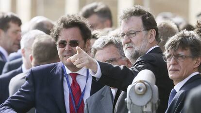 El presidente del Gobierno español, Mariano Rajoy (c).