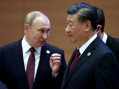 El presidente ruso, Vladímir Putin (izquierda) junto a su homólogo chino, Xi Jinping, durante un encuentro en Samarcanda (UzbeKistán) el pasado mes de septiembre.