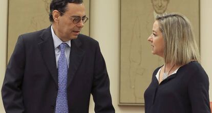 El exgobernador del Banco de España, Jaime Caruana, conversa hoy con la diputada de Coalición Canaria, Ana Oramas, en el Congreso.EFE/Ballesteros