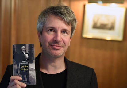 El escritor franc&eacute;s &Eacute;ric Vuillard sostiene su novela &#039;L&#039;Ordre du Jour&#039;, por la que ha ganado el Premio Goncourt 2017.