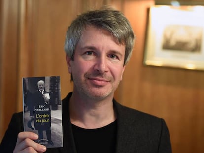 El escritor franc&eacute;s &Eacute;ric Vuillard sostiene su novela &#039;L&#039;Ordre du Jour&#039;, por la que ha ganado el Premio Goncourt 2017.