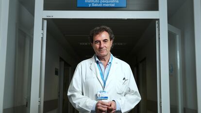 El doctor José Luis Carrasco, que acaba de publicar el libro 'La personalidad y sus trastornos', en el Hospital Clínico San Carlos de Madrid.