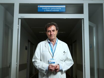 El doctor José Luis Carrasco, que acaba de publicar el libro 'La personalidad y sus trastornos', en el Hospital Clínico San Carlos de Madrid.