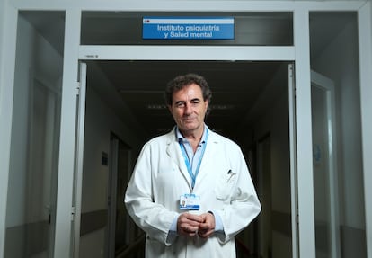 El doctor José Luis Carrasco, que acaba de publicar el libro libro La personalidad y sus trastornos, en el Hospital Clínico San Carlos de Madrid