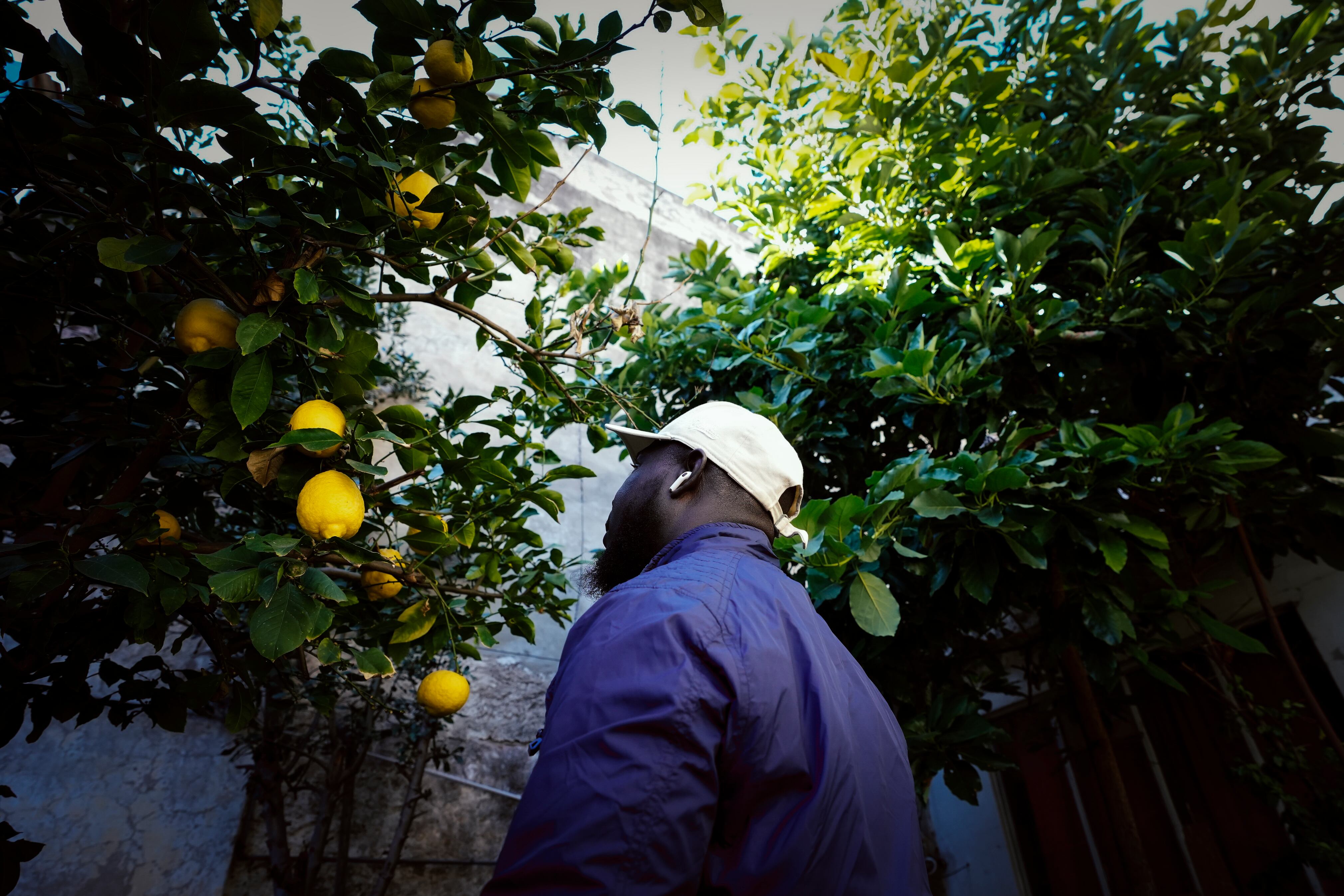 Un vendedor ambulante senegalés en el barrio de Flores.