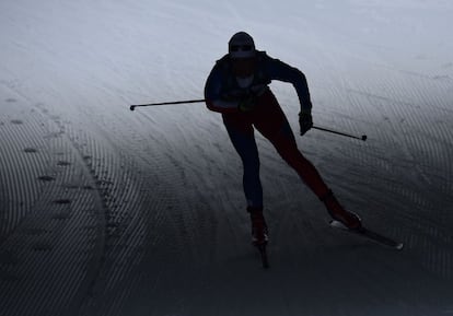 Un participante en la prueba de 10 km. de esquí de fondo masculino durante los Juegos Olímpicos de Invierno de la Juventud, en Lillehammer, Noruega.