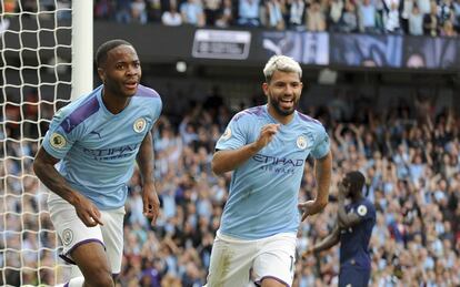 Agüero y Sterling celebran el primer gol del Manchester City.