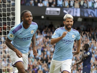 Agüero y Sterling celebran el primer gol del Manchester City. 